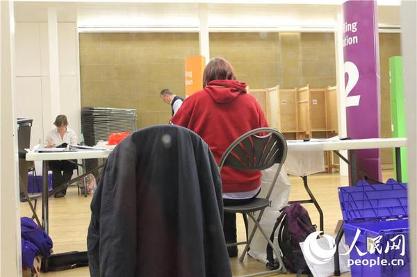 09爱丁堡一处投票站内的场景  摄影：白天行