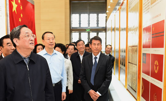 俞正声参观人民政协成立65周年美术书法作品展