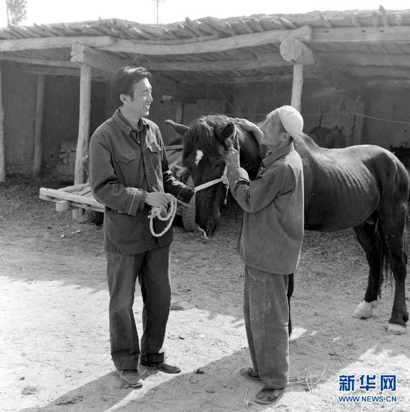 张贤亮（左）在宁夏回族自治区农场体验生活，着手新的创作。