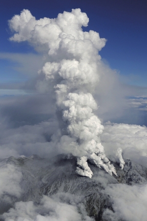 9月27日，位于日本长野和岐阜县之间的御岳山喷出火山灰。新华社发