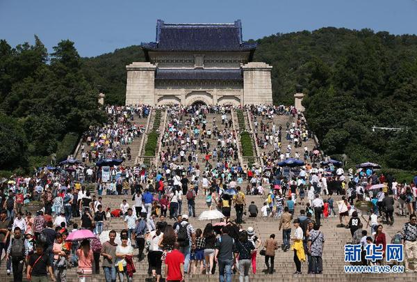 10月1日，游客在南京中山陵参观游览。