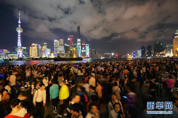 9月30日晚，上海外滩观景平台人潮涌动。