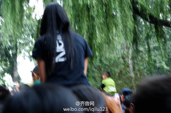 10月1日，济南市动物园，因为游客众多，一位小伙让自己的女友骑在自己的脖子上。