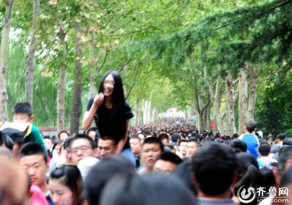 2014年10月1日，山东济南，在济南市动物园，因为游客众多，一位小伙让自己的女友骑在自己的脖子上，让其更方便地游园，堪称十一最佳男朋友。