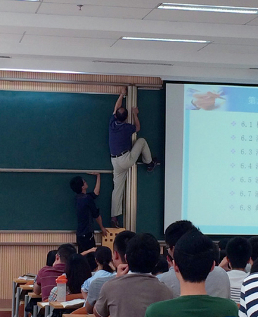 重庆大学现威武老师-上课黑板坏了自己修3