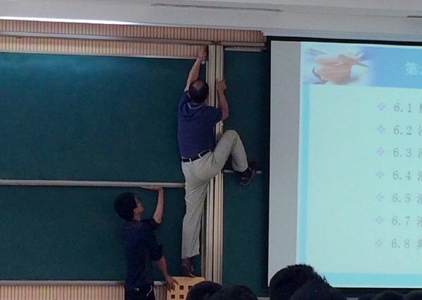 重庆大学现威武老师-上课黑板坏了自己修2