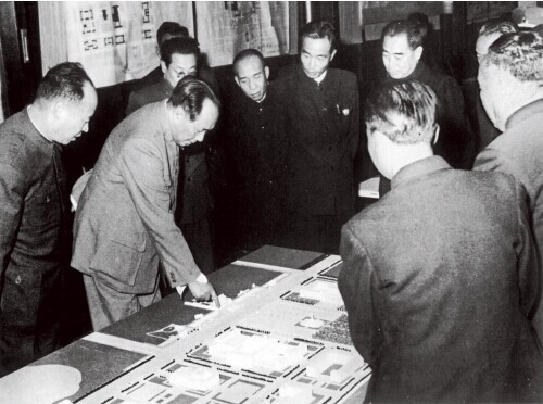 　1958年毛泽东等审查北京天安门广场建设规划模型。左起彭真、毛泽东、李富春、万里、周恩来