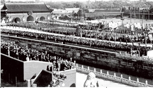 　1951年国庆节，首都学生队伍经过天安门广场，图中左侧为天安左门