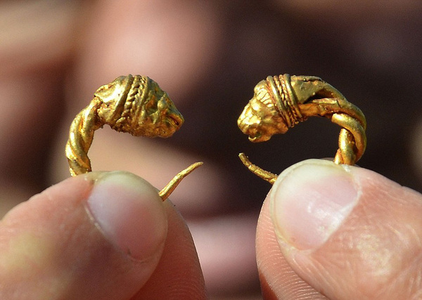 保加利亚一处色雷斯人墓穴出土大量黄金首饰