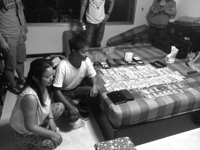 行动组在泰国清迈将张某夫妇抓获，并在其租住的公寓内起获大量的现金、首饰及名牌包。