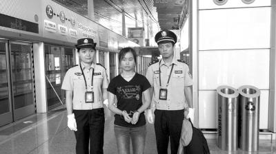 经济犯罪嫌疑人黄某从泰国被押解回国。