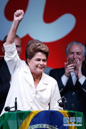 10月26日，巴西现任总统、劳工党候选人迪尔玛·罗塞夫在首都巴西利亚庆祝胜利。据巴西最高选举法院当地时间26日晚公布的对98%选票的统计结果，在巴西大选第二轮投票中，现任总统、劳工党候选人迪尔玛·罗塞夫获得51.48%的选票，连任巴西总统。新华社 美联