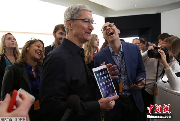 图为2014年10月16日，苹果CEO蒂姆·库克在加利福尼亚州苹果总部库比蒂诺。
