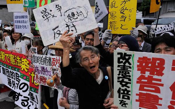 资料图：日本民众抗议政府解禁集体自卫权。