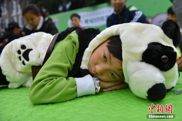 11月18日，中国首个“发呆大赛”在成都举行，吸引了约200人前来参与。此项比赛要求选手在两个小时内，不能动、不能笑也不能睡着，否则将被淘汰。当日参与者最老者达70岁，最小者不到10岁。图为“发呆比赛”现场。中新社发张浪 摄