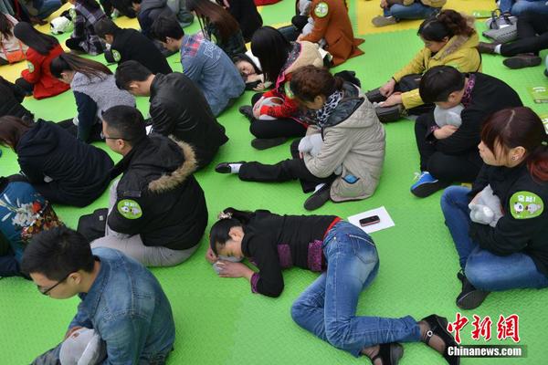 11月18日，中国首个“发呆大赛”在成都举行，吸引了约200人前来参与。此项比赛要求选手在两个小时内，不能动、不能笑也不能睡着，否则将被淘汰。当日参与者最老者达70岁，最小者不到10岁。图为“发呆比赛”现场。中新社发张浪 摄 2