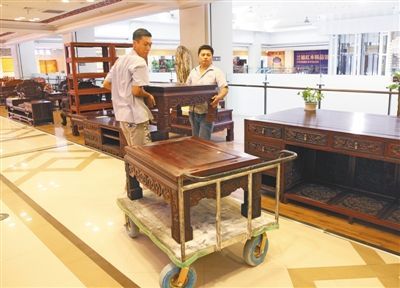 业内人士认为，今年年底购买红木材料或家具是个好时机。新京报记者 王远征 摄