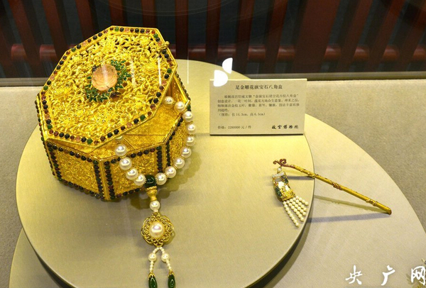 高达228万的足金雕花嵌宝石八角盒。