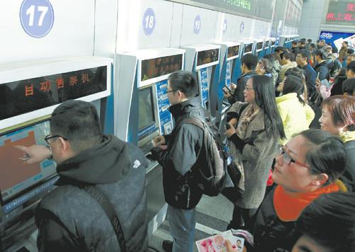12月7日，乘客在上海火车站的自助售票大厅内购买火车票。
