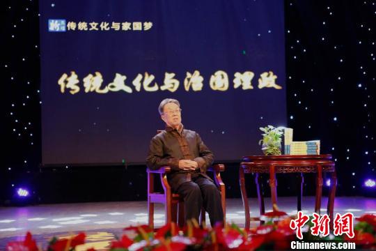 图为著名作家、学者、原文化部部长王蒙在济南谈传统文化与治国理政。　何延海　摄