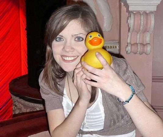 罗克利夫为纪念去世的女儿克莱尔，发起“小黄鸭计划”，以传播善意