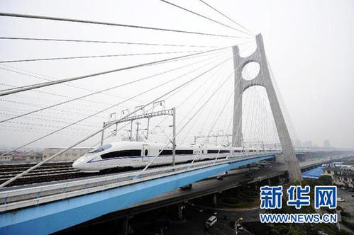 26日，中国三条重要高铁干线——兰新高铁、贵广铁路和南广铁路开通运营。