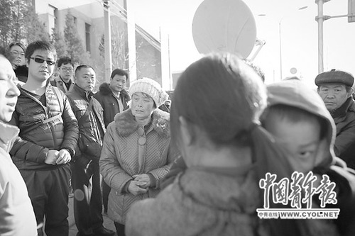 北京海淀区清华附中门外，一名事故工地工人的家属在哭泣。本报记者 赵迪摄
