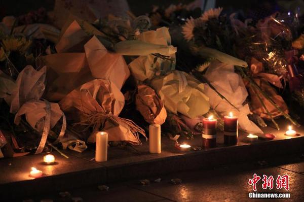 2015年1月1日晚，上海市民自发前往上海外滩陈毅广场，点燃蜡烛向“外滩踩踏事件”遇难者表达哀思。2014年12月31日晚23时35分许，上海外滩陈毅广场发生拥挤踩踏事故，截止目前，致36人死亡，47人受伤。中新社发 张亨伟 摄3