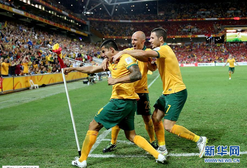 1月22日，澳大利亚队球员卡希尔（左）进球后庆祝。当日，2015年亚洲杯足球赛四分之一比赛在澳大利亚布里斯班体育场进行，中国队暂时以0-2落后澳大利亚队。 新华社记者曹灿摄