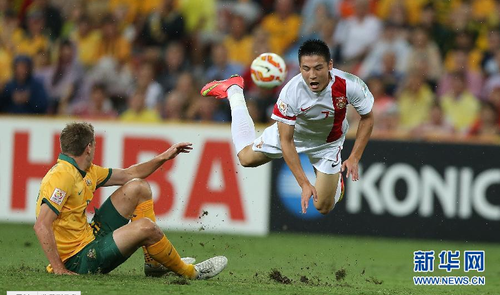 1月22日，中国队球员武磊（右）在比赛中突破受阻。当日，在澳大利亚布里斯班体育场进行的2015年亚洲杯足球赛四分之一比赛中，中国队对阵澳大利亚队。 新华社记者曹灿摄