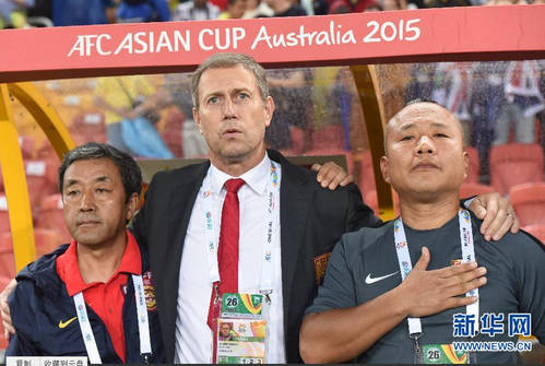 1月22日，中国队主教练佩兰（中）在赛前。当日，在澳大利亚布里斯班体育场进行的2015年亚洲杯足球赛四分之一比赛中，中国队对阵澳大利亚队。 新华社记者郭勇摄