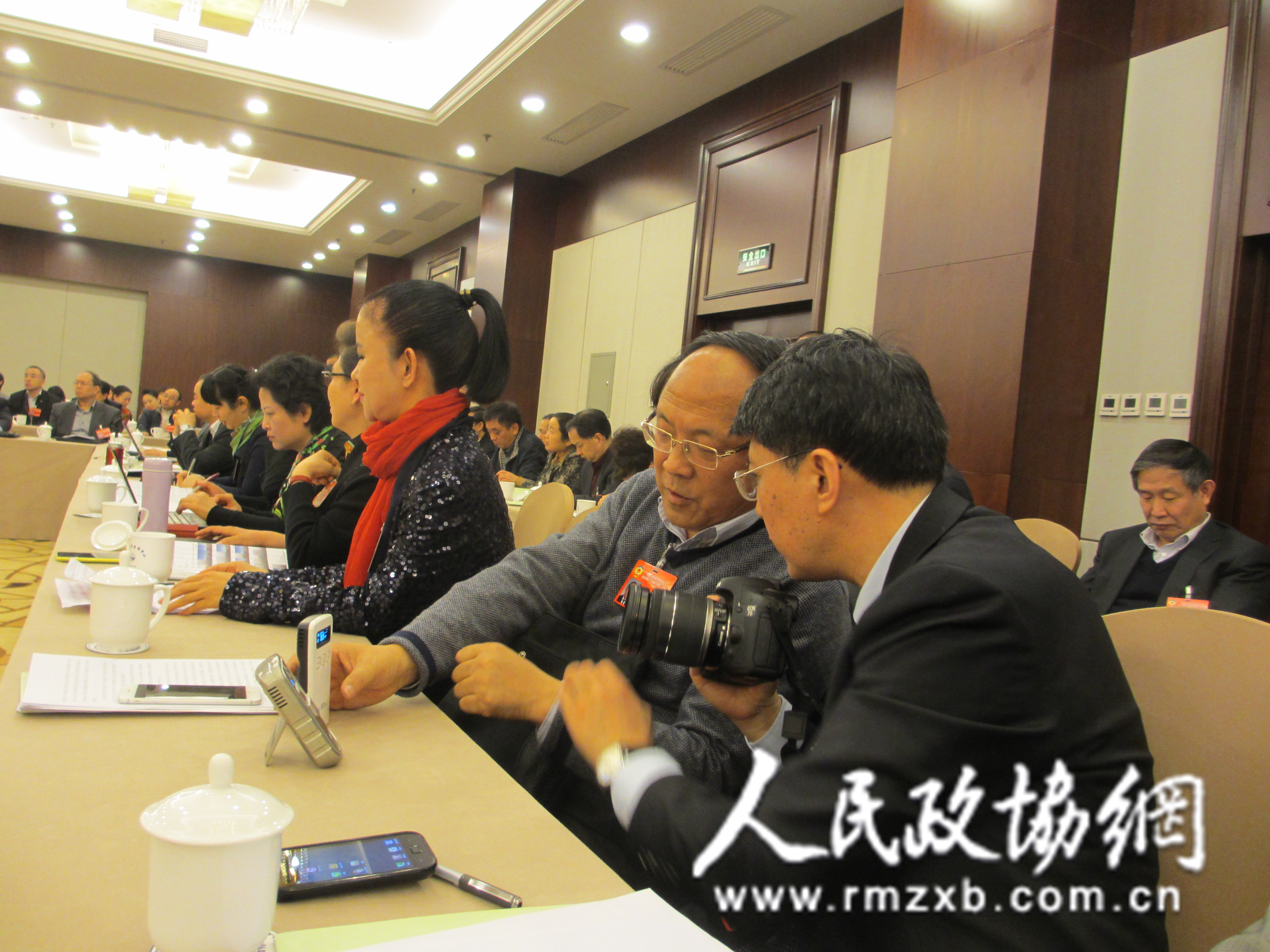
											
											
												刘迎建委员：室内PM2.5为82.9，空气质量良，适合开会
											