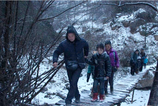 陕西22名学生每天往返8公里求学-冰天雪地爬山过河9