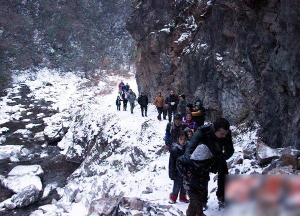 陕西22名学生每天往返8公里求学-冰天雪地爬山过河6