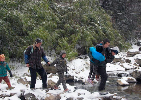 陕西22名学生每天往返8公里求学-冰天雪地爬山过河4