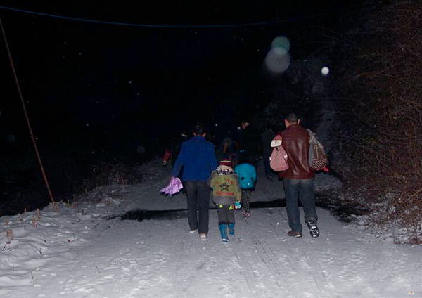 陕西22名学生每天往返8公里求学-冰天雪地爬山过河2