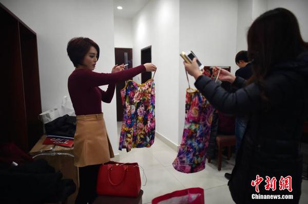 　拳台上，举牌女郎将穿着吊带短裙上场，重庆的气温只有6摄氏度。中新社发 稻草 摄 图片来源：CNSPHOTO