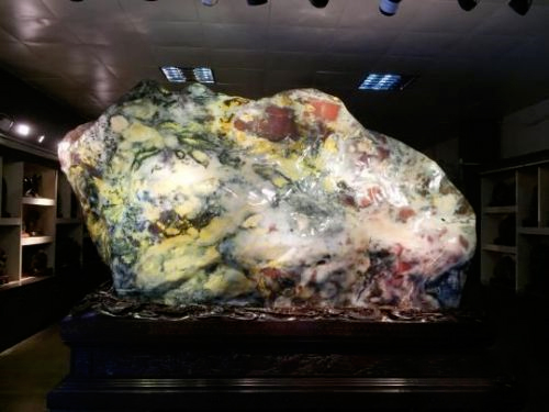 广西桂林现18吨重七彩鸡血玉-估价逾3亿3