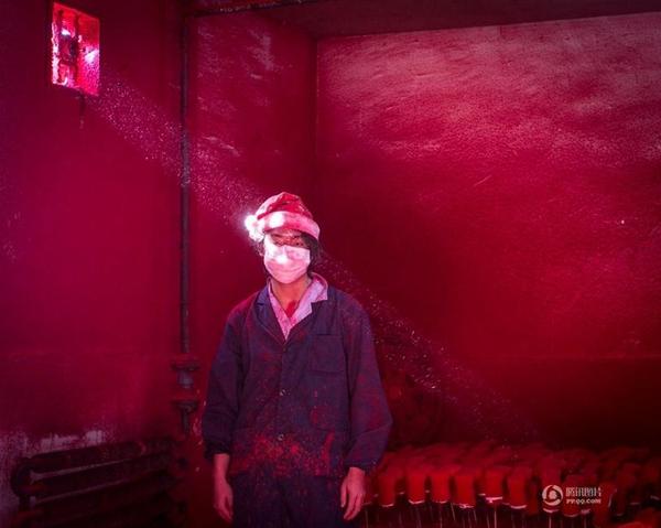 当代热点二等奖：《圣诞工厂》。陈荣辉称，照片是去年圣诞在义乌拍的。他一直关注“中国制造”，圣诞工厂在国内外报道的比较少，但是世界上60%的圣诞用品都是产于中国的，所以这张照片陈荣辉投的当代热点类，而非肖像类，因为圣诞工厂是全世界都关注的一个热点。