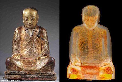 千年佛像内端坐打坐和尚，内脏掏空，疑似耶律大石老师。