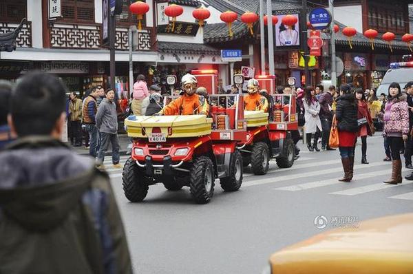 上海消防摩托车上街巡逻。来源：陈明松 东方IC