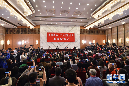 3月2日，全国政协十二届三次会议新闻发布会在北京人民大会堂举行，大会发言人吕新华介绍会议有关情况并回答中外记者提问。 新华社记者 李鑫摄