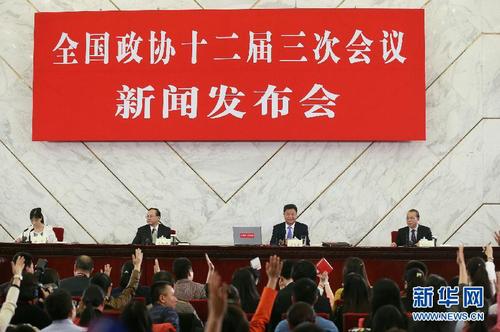 3月2日，全国政协十二届三次会议新闻发布会在北京人民大会堂举行，大会发言人吕新华介绍会议有关情况并回答中外记者提问。 新华社记者 王申摄