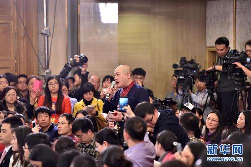 3月2日，全国政协十二届三次会议新闻发布会在北京人民大会堂举行，大会发言人吕新华介绍会议有关情况并回答中外记者提问。这是记者在发布会上提问。新华社记者 李鑫 摄