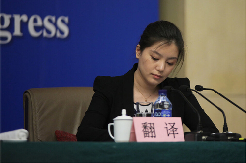 2014年3月8日，北京，发布会上的翻译。