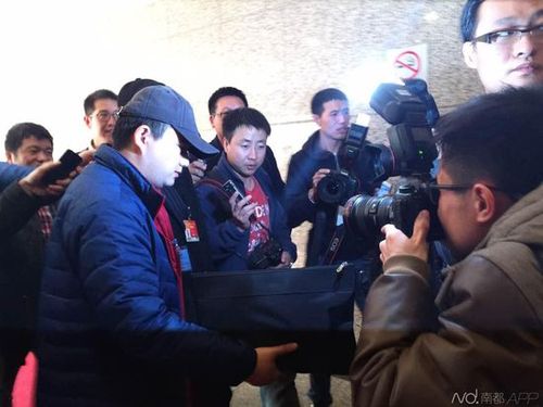 近20多名记者围堵，赵本山等不及电梯，在助理的护送下，选择走楼梯。南都记者龙玉琴摄