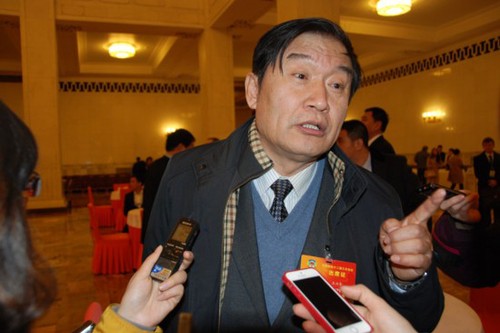 全国政协委员王兴东在接受记者采访