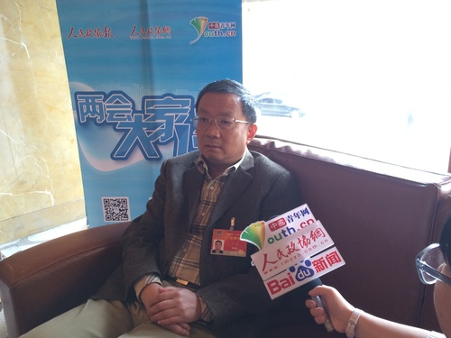 全国政协委员、杭州师范大学校长杜卫接受记者采访。 周围围 摄