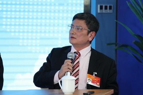 全国人大代表、贵州大学校长郑强做客中国青年网“两会大家谈”。 李延兵 摄