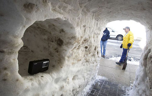 雪屋入口放着一个收音机，欢迎邻居们的参观。（网页截图）